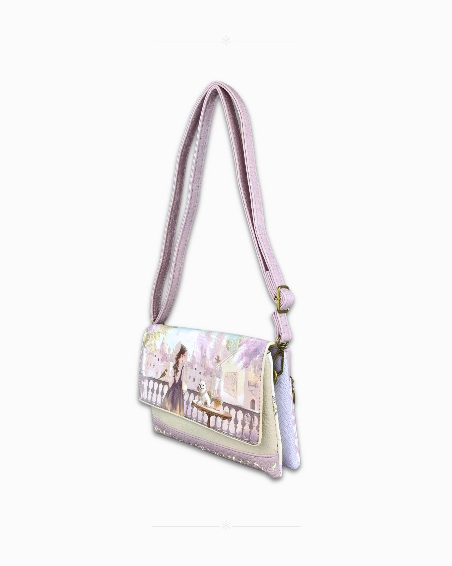 Елегантна чанта през рамо Sweet Candy Лавандулова мечта – ъглов изглед предна-страна, компактна форма с дълбочина 5 см и две отделни прегради за естествен ритъм в подреждането
