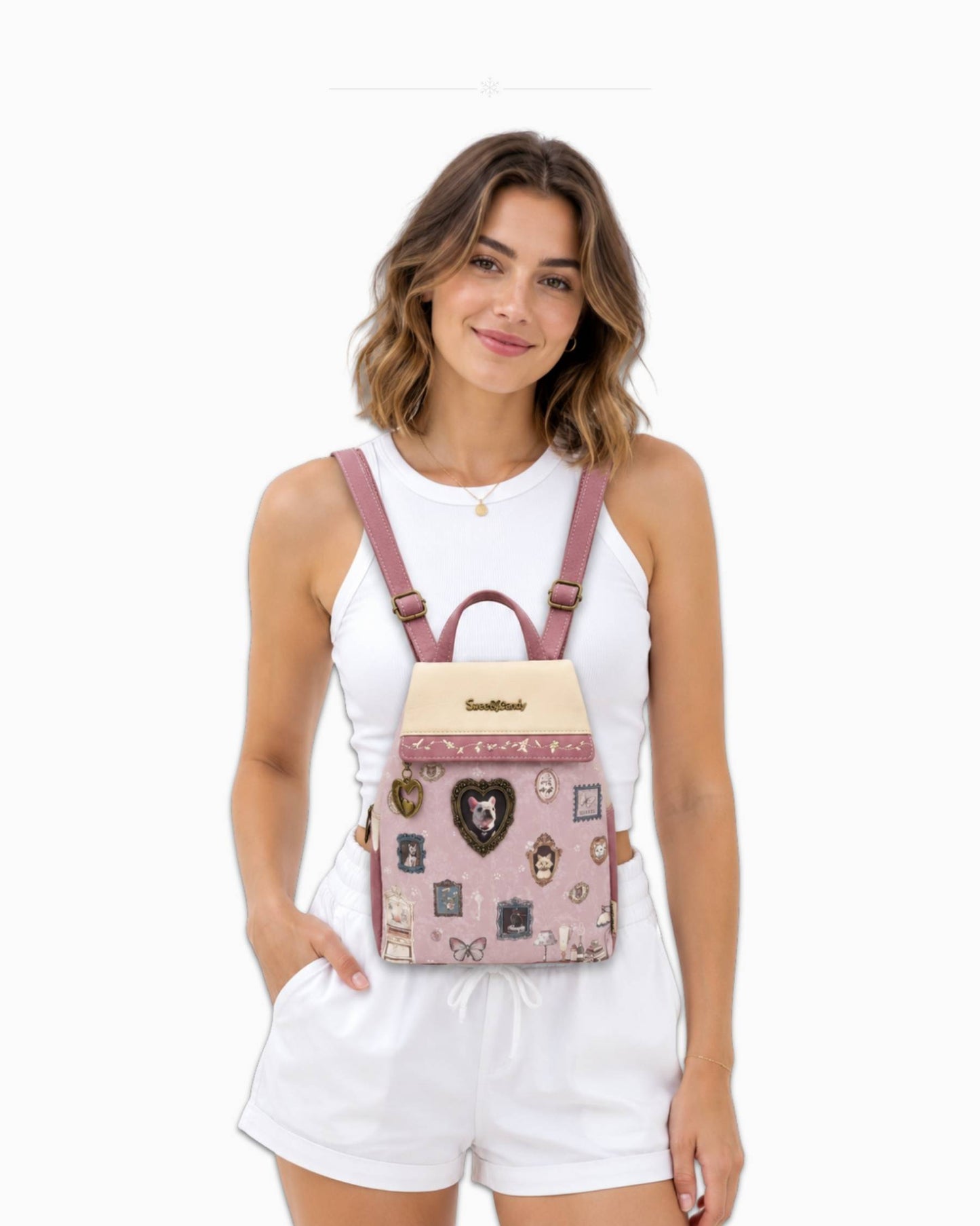 Жена носи малка раница Sweet Candy Розова галерия с лапички на гърдите – преден изглед, раницата е закопчана пред тялото
