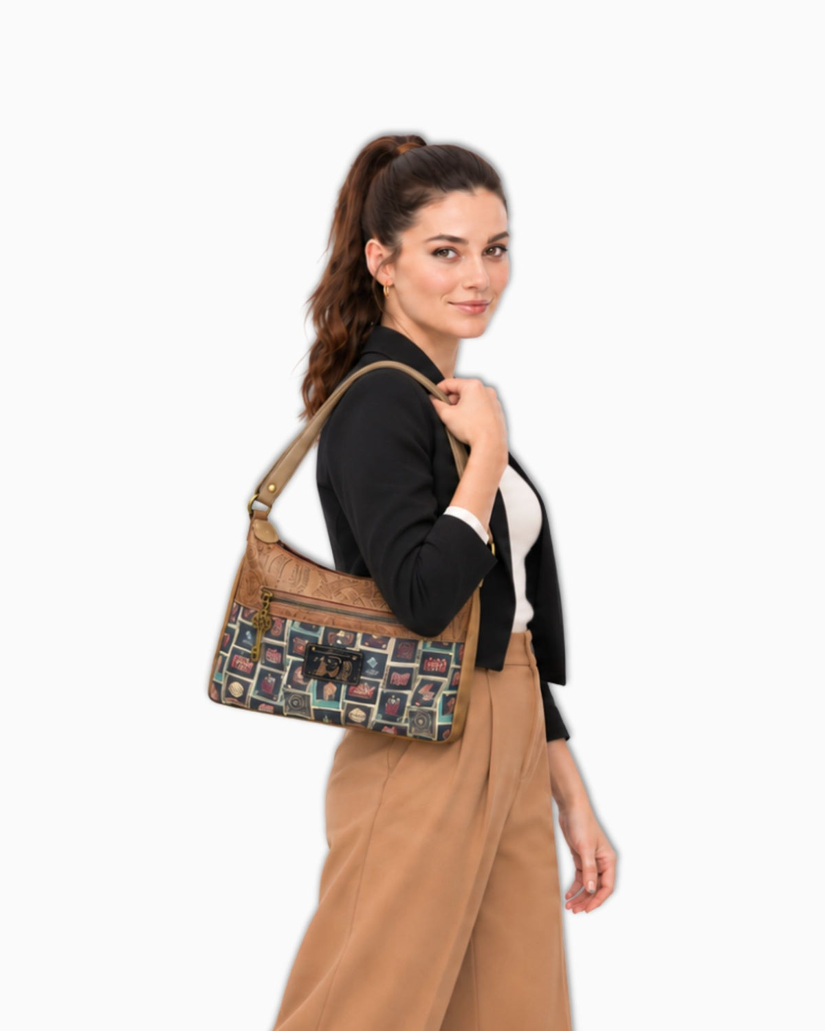 Чанта Sweet Candy „Черно приключение“, носена на рамо за късата дръжка, със задния принт на винтидж марки навън
