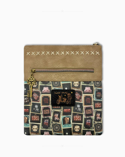 Задна страна на чанта Sweet Candy „Черно приключение“ с винтидж марки, бежов панел с X шевове и джоб с цип
